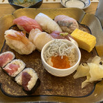 Sushi Tajima - 握り一人前、1,000円。サラダ小鉢付き