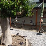 イングルヌック - 店頭　　テーブルとイス