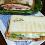 イングルヌック - 上　BLT  　下　タンドリーチキン