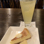 七沢温泉 元湯玉川館 cafe - 料理写真:清見オレンジスカッシュと自家製チーズケーキ