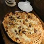 Pizzeria Trattoria Mignon - 日替わりピザ ポルチーニとトリュフのいい感じ