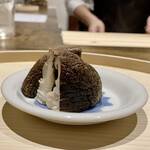 温石 - 椎茸
      シンプルに炭火焼きに、瑞々しく美味しいエキスがじんわりと染み出してきました。