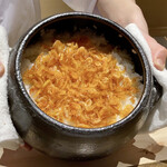 温石 - 桜海老の炊き込みご飯
      久しぶりに桜海老の香り、違和感はありません。
      一口、殻が柔らかで口の中で暴れませんね、。
      もう一口、ちょっと美味しいじゃないですか、桜海老の味が濃いですがそれが美味しいな！！