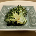 温石 - ブロッコリー
      シンプルに炭火を入れさっと醤油の様なタレをひと塗り、野菜の味が濃くその美味しさを実感できます。