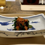 温石 - 天然のワイルドルッコラに内子のソース
      彩鮮やかな一品、ドウマンガニの内子はここで登場です。
      天然のルッコラの味の濃さにしっかりと追従する内子の旨味、胡麻の香りも素敵な演出です。