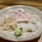 温石 - お造り　ハタとアオリイカ
      生き締めしたはハタは身が締まり食感の良さが際立ちます。
      アオリイカには自家製のイカスミ塩をかけてます。
      細かく入れた包丁によりねっとりもっちりと、素晴らしい甘みがあり美味。