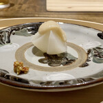 温石 - 蕪のふろふき
      ほっこりと炊いた蕪に、蕪をすりおろし味噌と和えたかぶら味噌を合わせた一皿、冬の蕪の美味しさが隅々まで拡がりますね。
      合わせるお皿も素敵です。