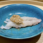 温石 - 赤座海老にミソを巻いて
      少し火入れを強くした赤座海老にミソを巻いていただきましたが、悶絶級の旨味が口に拡がります。
      なんも言えね〜♬
      お皿の色が映えます。