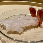 温石 - 赤座海老の焼きしゃぶ
      しっぽを持ち一口で食べてみて下さいと杉山氏から。
      なんて贅沢な食べ方、口コミいっぱいに甘みが広がります！
      焼きしゃぶにする事でより甘みが強く感じられるのですね、あ〜幸せ♪