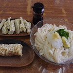 麦香 - しょうゆうどん大　2玉　400円
      鯛竹輪天ぷら　100円
      ごぼう天　100円