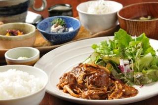Wakafe Awo Gaki - 和みごはん！３種類の小鉢にメイン料理、それに飲み物付きなお得な御飯　1.365円