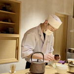 温石 - ご主人がたてたお薄
      スムーズなご主人のお茶をたてる所作を拝見しながら、日本の伝統文化の良さを感じました。
      因みに裏千家なのだそうです。