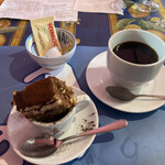 トラットリア プルチネッラ - ティラミスとコーヒー