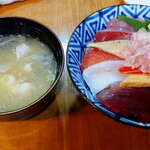 魚有てん - 海鮮丼、並とあら汁(税込計920円)