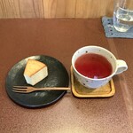 ジャム cafe 可鈴 - ヘルベチカ(右)はローズヒップ系のハーブティー。焼きバウムはサービスでいただきました(*^^*)