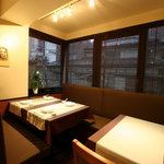 神田 雲林 - 竹格子で区切られた半個室は、6名様又は12名様でご利用可能です。