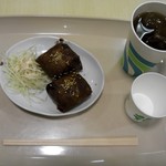 ザ・ジュア - 母の肉巻きおむすびと、セットで烏龍茶です