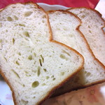 ベッカライ ビオブロート - 焼きたて無理スライス自宅でねぇ。