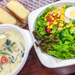 ラジャヴェッタ - 料理写真:牡蠣のチャウダースープ 1,600円＋ラジャヴェッタ風コブサラダ 1,200円＋配達料別途 （ガーリックトースト2枚はおまけ？）