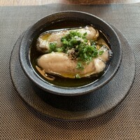 イノーヴェ - 今日の一押し。分かりにくいがボイルなのに、べらぼうに大きくてドン引きした。これもオリーブオイルベースのソースに浸かっており、ネギと岩塩と粗挽き胡椒かな？が乗っていた。まさに海のミルクって感じ。