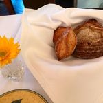 まずは、パンが。テーブルには、明るい色の花があって、雰囲気を明るくしております