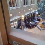 スターバックスコーヒー - カウンター席からはアルプラザの１階が見下ろせます♪