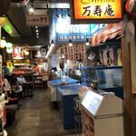 Hyougo Gokoku Warudo Koube Yokochou - 屋台村の様な店内で、壁側や店中央部がそれぞれ店舗を模したブースとなっていますが、注文はブース毎にする必要は無く、普通の居酒屋と同様でベルを鳴らすスタイルです。