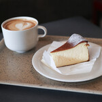 キッサ ルージュ - カフェラテ＆バスク風チーズケーキ☆