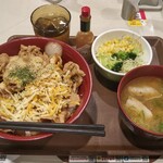 すき家 - とろ～り3種のチーズ豚丼(メガ)+とん汁サラダセット