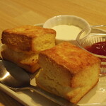 TEAVER TEAFACTORY - スコーンが2個とクロテッドクリームといちごジャム