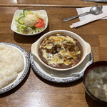 コキール - ハンバーグ・カレーソース・チーズ焼定食　850円