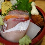 Junchan Zushi - こちらは旦那くんがいただいた鮮魚丼！うひゃー！(*ﾟ∀ﾟ)相変わらずのボリュームです！(*ﾟДﾟ*)鰤・烏賊・勘八・鯵・サーモン・鯛の炙り・玉子焼き・エビフライ