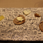 厨翠山   - チーズ盛り合わせ
      黒松内ブルーチーズ
      あんずパイナップルジャム　
      
      フランス産　コンテ
      
      フランスチーズ モンドール
      