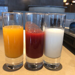 厨翠山   - 美瑛ジャージー牛乳　100オレンジ搾りたて　野菜ジュース（トマト、いちご、ビーツ）