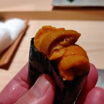 寿司栄 - 北海道産ウニの軍艦巻き