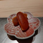 寿司栄 - カラスミ　　上がブランデー漬け、下が大吟醸漬け