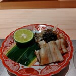 寿司栄 - 炙り穴子とキャビア…キャビアの塩気かワサビ醤油で