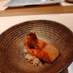 寿司栄 - あん肝、上にのっているのはイブリガッコ