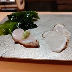 寿司栄 - クエとクエのエンガワ(左)　　　　　　　　　　　　　　クエはワサビ醤油、エンガワは塩ワサビで