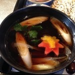 Yoshidayagenan - 鴨ざるのつけ汁。
                      鴨の切り身とつくねが入ってます。