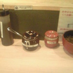 博多麺屋　ゆず - 辛味噌、高菜の他にしろご飯用のふりかめも備え付け