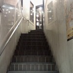 アーンドラ・ダイニング - 階段、壁が輝くように白いです