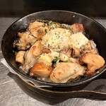 飯田橋 ワインバル 八十郎 - 牡蠣とどんこ椎茸の鉄板焼き ブルゴーニュ風（890円）
