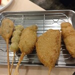 Kushikatsu Tanaka - 冬の5本盛り(ささみ大葉、ぎんなん、大粒牡蠣、串カツ豚)。