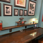 萬來行カフェ - 座った席。壁の色が好き。