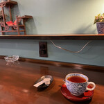 萬來行カフェ - 喫煙席にとりま。砂糖とミルク。金魚。