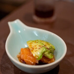 比内地鶏本格焼酎 海舟 - 2021.12 サーモンとアボカドのコチュジャン和え（お通し）