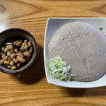 Haraguchi Soba - そばがき(650円)と薬味のネギ、納豆つゆ