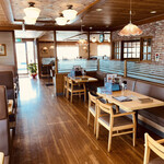 Kafe Resutoran Ufu Fu - 狭い方のテーブル席
                      これから客が増えてきます