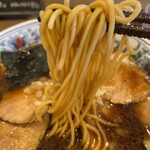 オモテナシヌードル まつじ - 中太ストレート麺　正統派ブラックラーメンです。